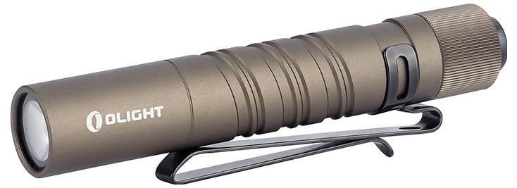 Braune Taschenlampe mit Riffelgriff und Taschenklemme, mit „Olight
