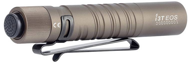 Eine kleine, braune zylindrische Taschenlampe mit Clip und der Beschriftung „i3T EOS