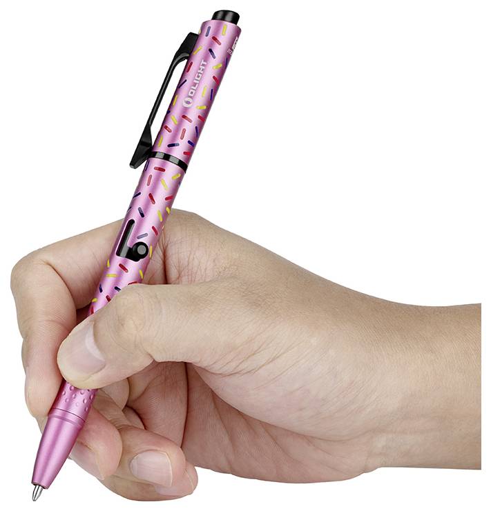 Eine Hand hält einen rosafarbenen Stift mit gelben und schwarzen Verzierungsmustern, bereit zum Schreiben.