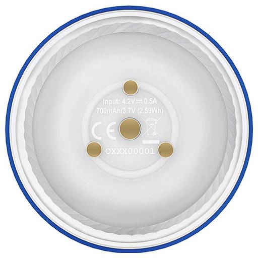 Eine Nahaufnahme der Unterseite eines Geräts, die drei goldfarbene Kontaktpunkte und Text zeigt, der die Eingangsspannung und die Batteriekapazität angibt.