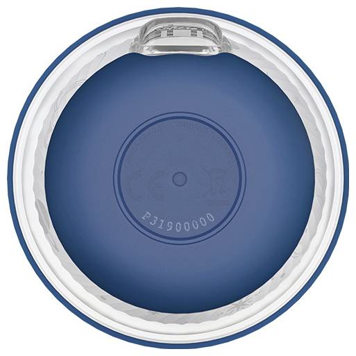 Draufsicht auf eine runde blaue Scheibe in einem transparenten Kunststoffbehälter, die einen aufgedruckten Code „231900000