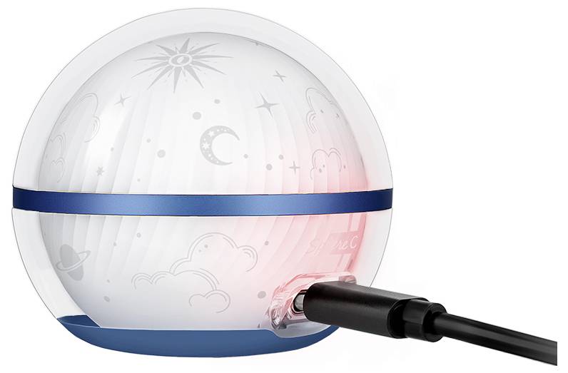 Ein rundes, durchscheinendes Nachtlicht mit himmelskörperthematischen Designs gibt ein weiches rotes Licht ab. Es ist über ein USB-Kabel mit einer Stromquelle verbunden.