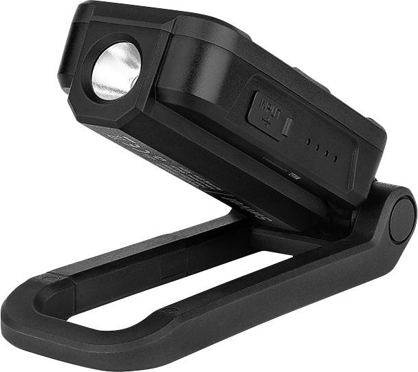 Ein schwarzes, tragbares LED-Arbeitslicht mit verstellbarem Ständer, geeignet für freihändige Beleuchtung in verschiedenen Arbeitsumgebungen.