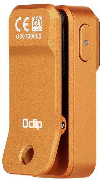 Ein zylindrischer schwarzer Deckenleautsprecher mit roten Laschen und einem Etikett mit technischen Spezifikationen. Konstruiert für die Overhead-Audioinstallation.