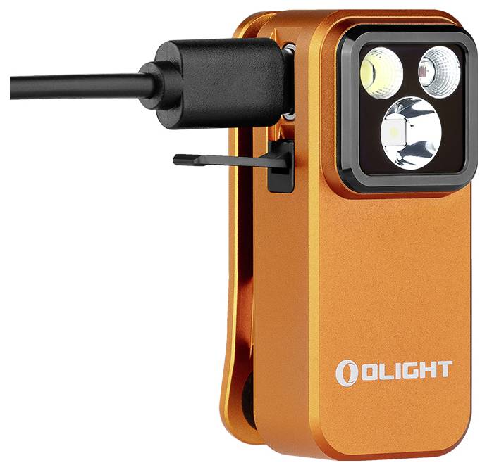Eine orange Olight-Taschenlampe mit angeschlossenem Ladekabel, auf der Vorderseite drei LED-Leuchten zeigend.