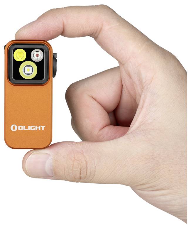 Eine Hand, die eine kleine, orange, rechteckige Taschenlampe mit drei sichtbaren LED-Leuchten hält. Der Markenname „Olight