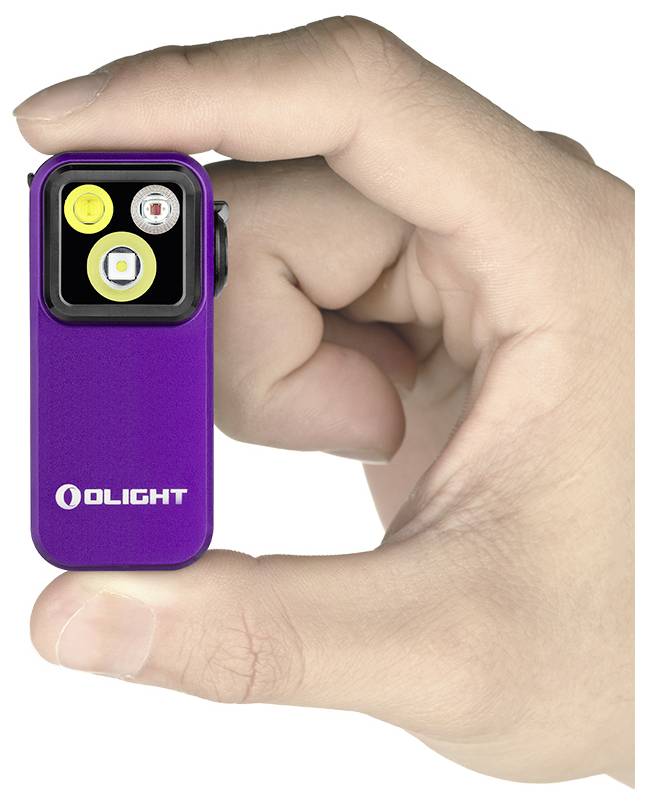 Eine Hand hält eine kleine, violette Taschenlampe. Die Taschenlampe hat zwei Lichter und einen Markennamen, "Olight", der auf ihrer Seite sichtbar ist.
