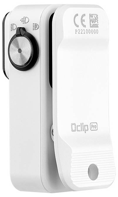 Weiße kompakte Clip-On-Kamera mit schwarzem Bedienknopf, beschriftet mit „Oclip Pro", mit QR-Code und CE-Kennzeichnung auf der Seite.