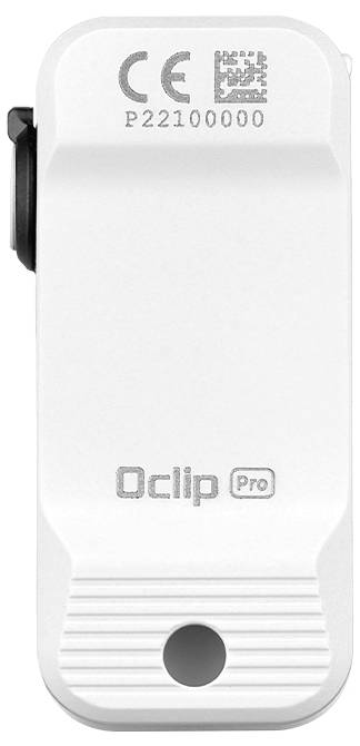 Ein weißes Clip-Gerät mit der Bezeichnung „Oclip Pro", auf dem ein QR-Code und der Code „P22100000" sichtbar sind.