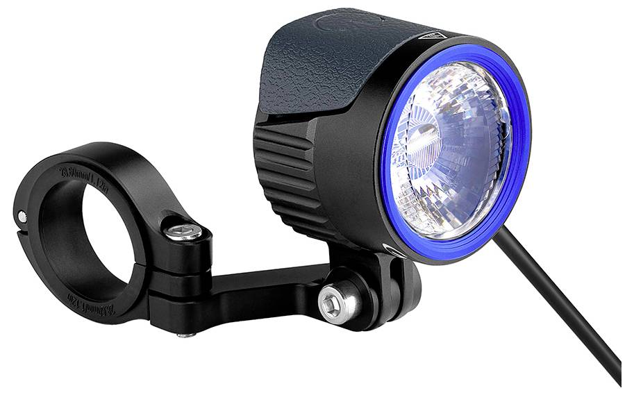 Ein schwarz-blauer Fahrradscheinwerfer mit einer Lenkstangenhalterung und einem Kabel, das sich von der Rückseite erstreckt, entwickelt zur Verbesserung der Sichtbarkeit.