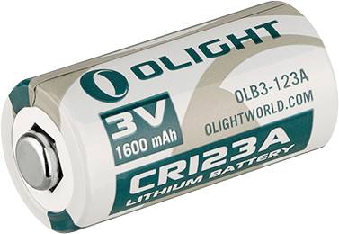 Eine weiß-grüne zylindrische Lithiumbatterie mit der Aufschrift „OLIGHT CR123A 3V 1600 mAh