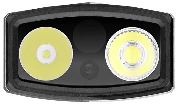 Nahaufnahme eines Dual-Objektiv-Taschenlampen-Kopfes mit zwei LED-Birnen. Die Birnen unterscheiden sich in Größe und Design und sind in einem rechteckigen Gehäuse angebracht.