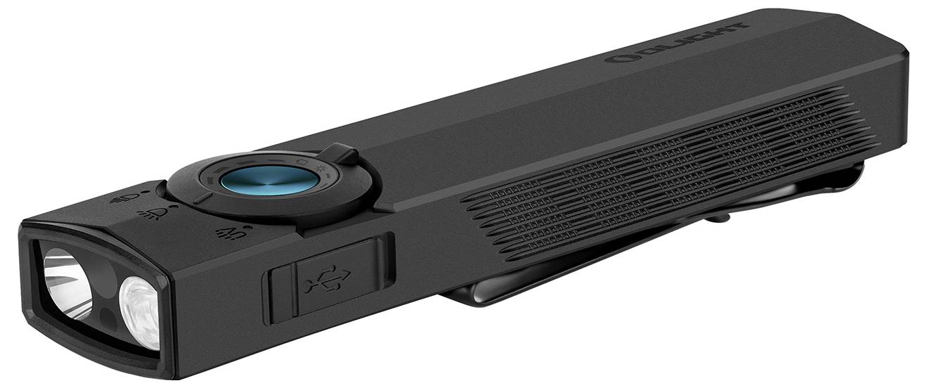 Eine schlanke, rechteckige schwarze Taschenlampe mit einem Clip an der Seite, die einen kreisförmigen blauen Knopf in der Nähe des vorderen Objektivs aufweist.