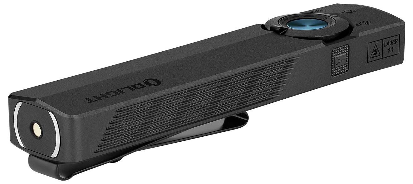 Ein schwarzes, rechteckiges tragbares Gerät mit einem blauen runden Knopf und einer Taschen­clip, gekennzeichnet mit der Marke „Olight