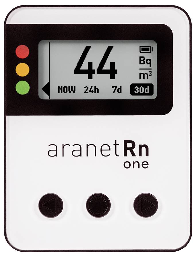 Radonmessgerät aranetRn one mit Displayanzeige: 44 Bq/m³. Farbige LED-Anzeigen links und drei Bedienknöpfe unten sichtbar.