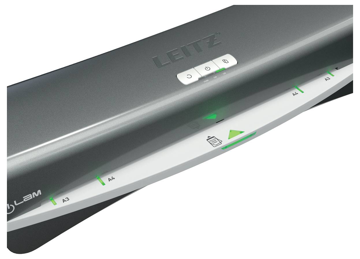 Eine Nahaufnahme eines Dokumentenlaminators mit Tasten für Stromversorgung, Einstellungen und Geschwindigkeit. Ein Blatt ist teilweise eingefügt und zeigt Größenmarkierungen.