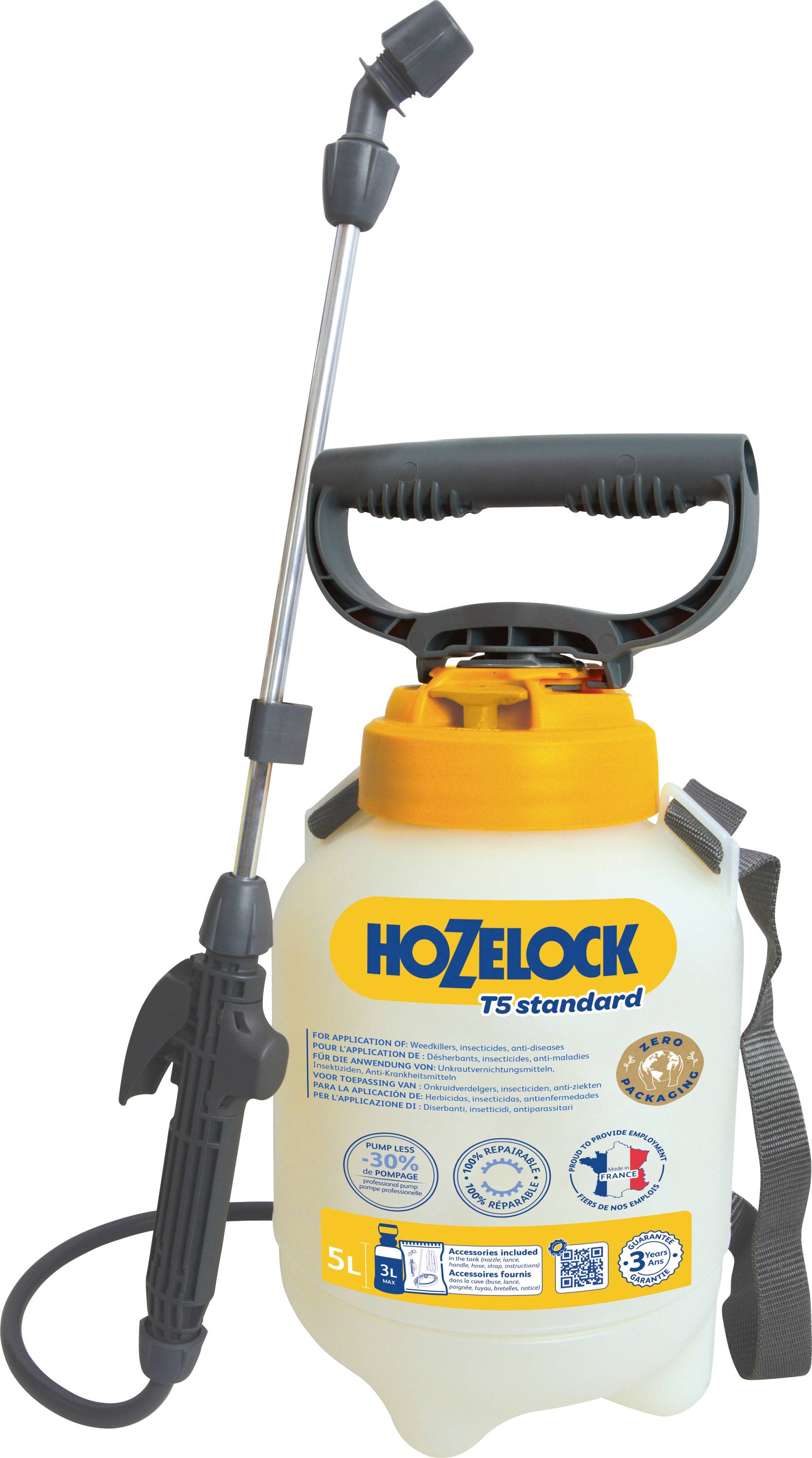 Ein weiß-oranger manueller Drucksprüher mit 5L Fassungsvermögen, mit der Bezeichnung 'Hozelock T5 Standard', verfügt über einen Griff, einen Schultergurt und eine verstellbare Düse.