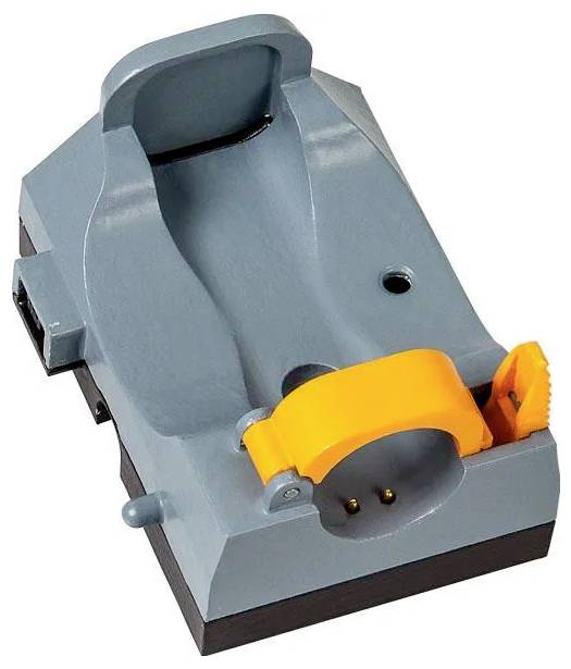 Ein grauer und orangefarbener Elektrostecker-Adapter mit Griff, entworfen für europäische Steckdosen, mit Erdungsstift und kompakter Form.