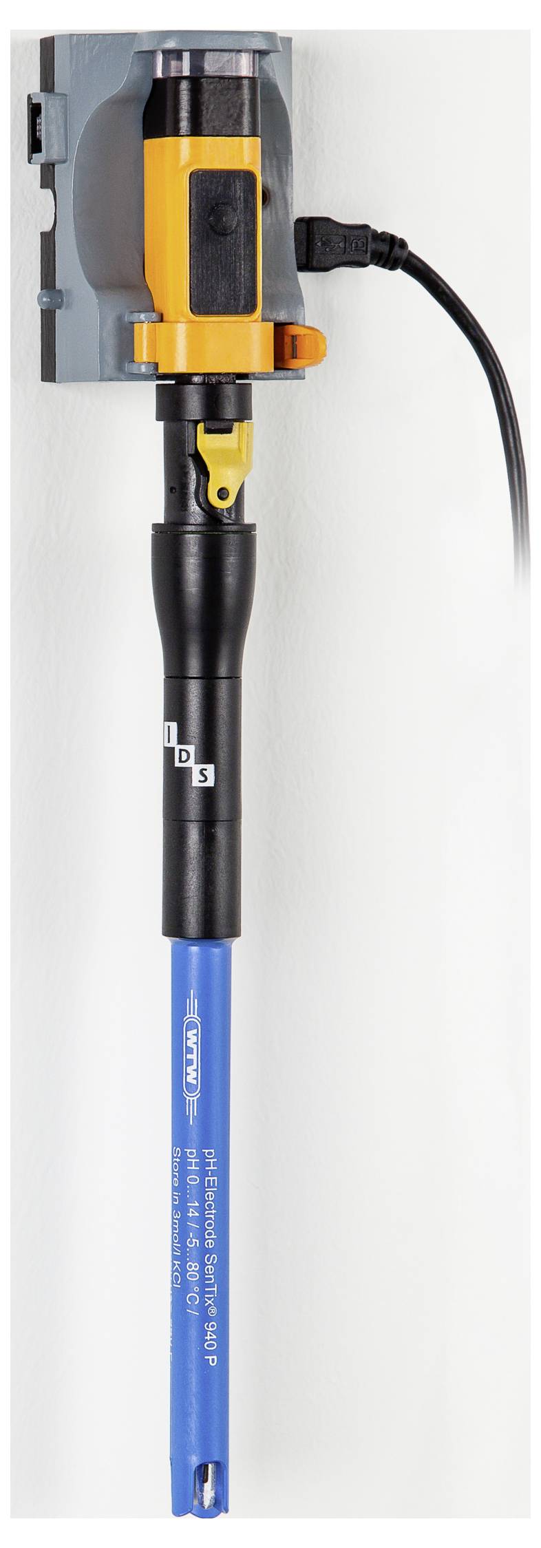 Ein tragbares Elektrowerkzeug, das auf einer Wandsteckdose montiert ist, mit einem blauen Kabel, das nach unten verläuft, und Einstellungen, die mit „1