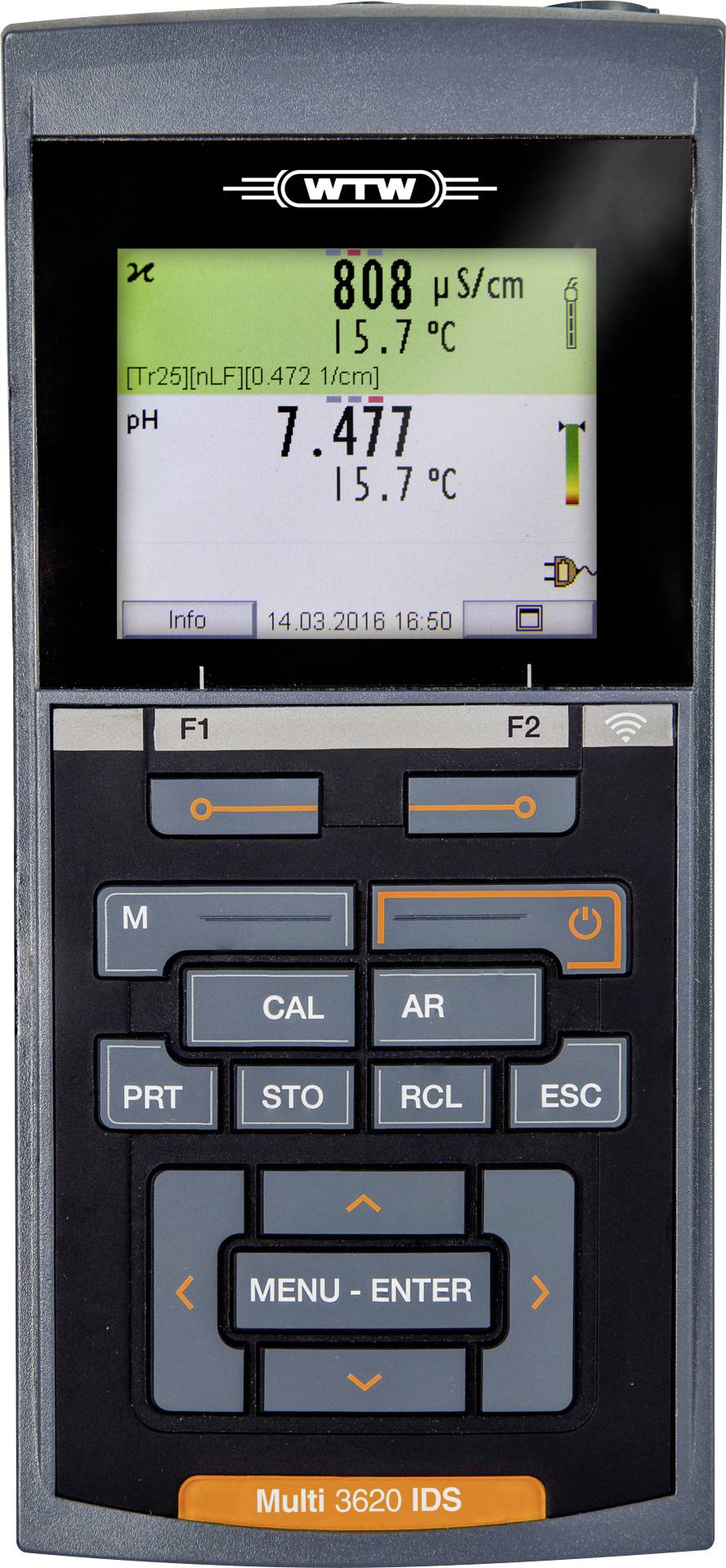 Ein digitales Messgerät zeigt Messungen der Leitfähigkeit (808 μS/cm) und des pH-Werts (7.477) bei einer Temperatur von 15,7°C an. Unter dem Display befinden sich Tasten und ein Menü.