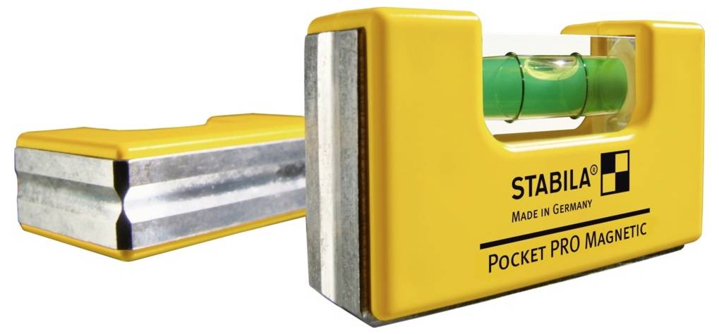 Eine gelbe, taschengroße, magnetische Wasserwaage mit grünem Blasenanzeiger, mit dem Etikett „Stabila Pocket PRO Magnetic