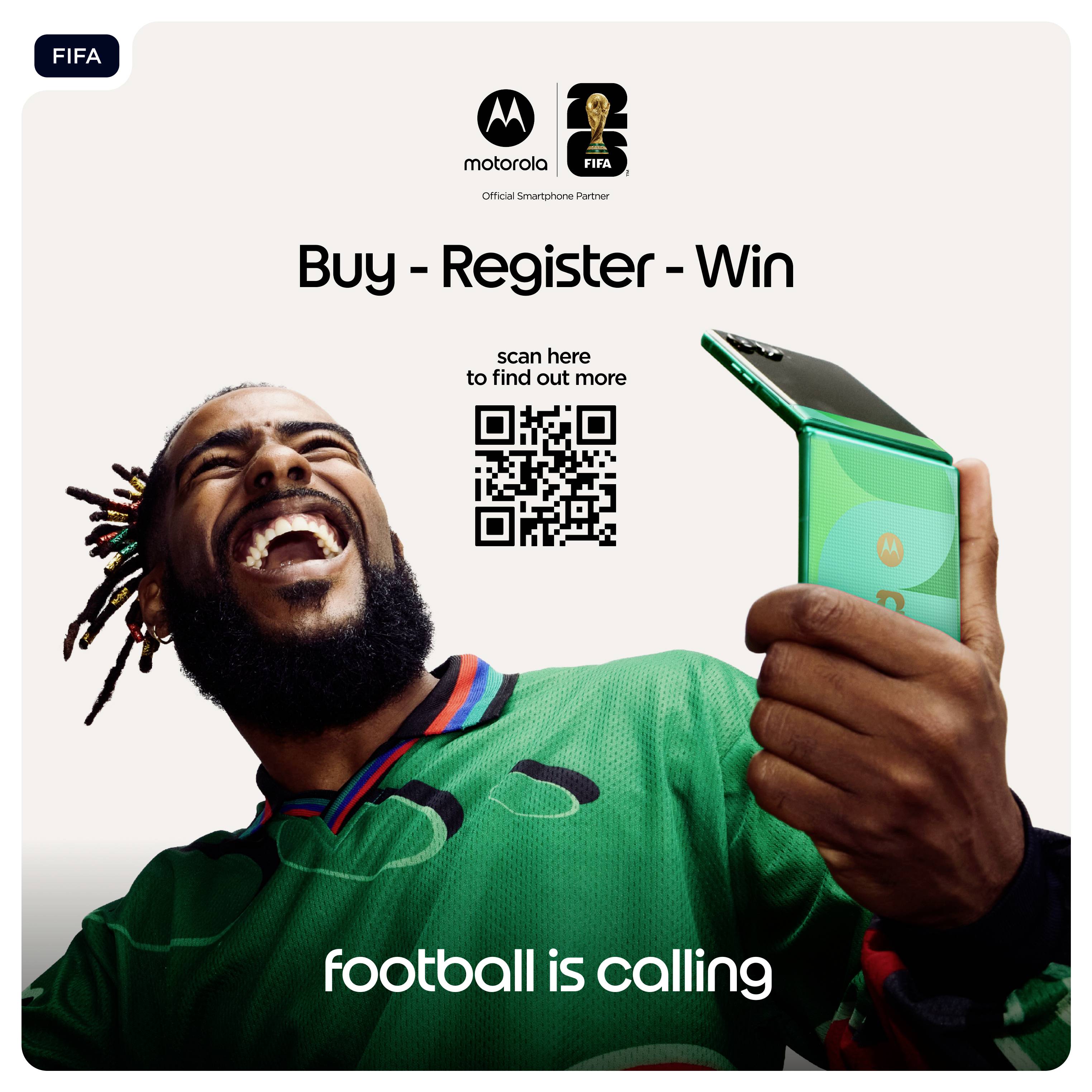 Ein Mann in einem grünen Trikot hält ein Smartphone von Motorola. Text darüber: 'Buy - Register - Win'. Darunter ein QR-Code.