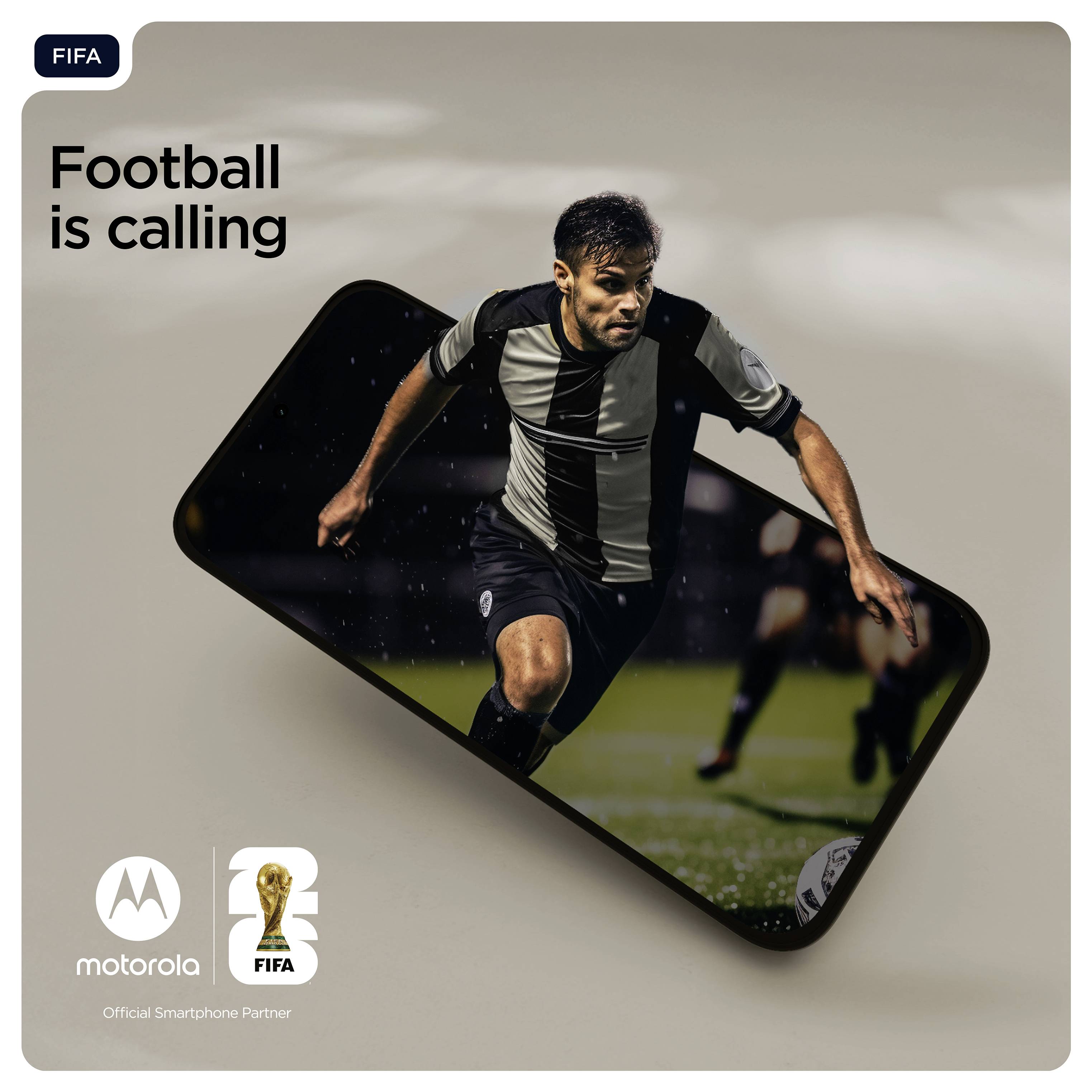 Ein Fußballspieler in Aktion erscheint auf einem Handybildschirm. Text: 'Football is calling'. Markenlogos von FIFA und Motorola.