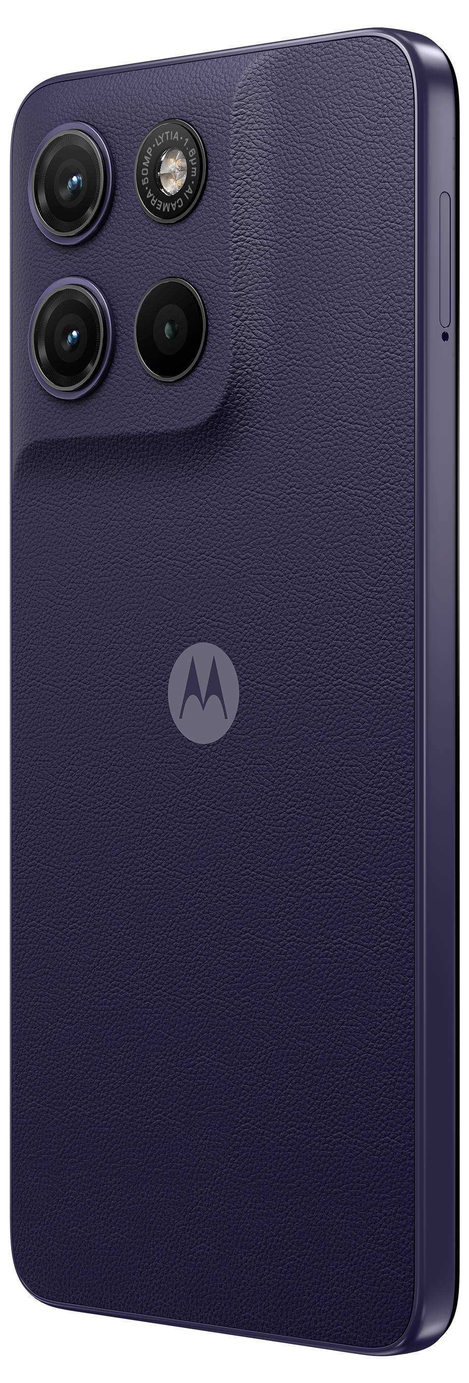 Ein violettes Smartphone mit drei rückwärtigen Kameras und dem Motorola-Logo mit strukturiertem Rückenpanel und schlankem Design.