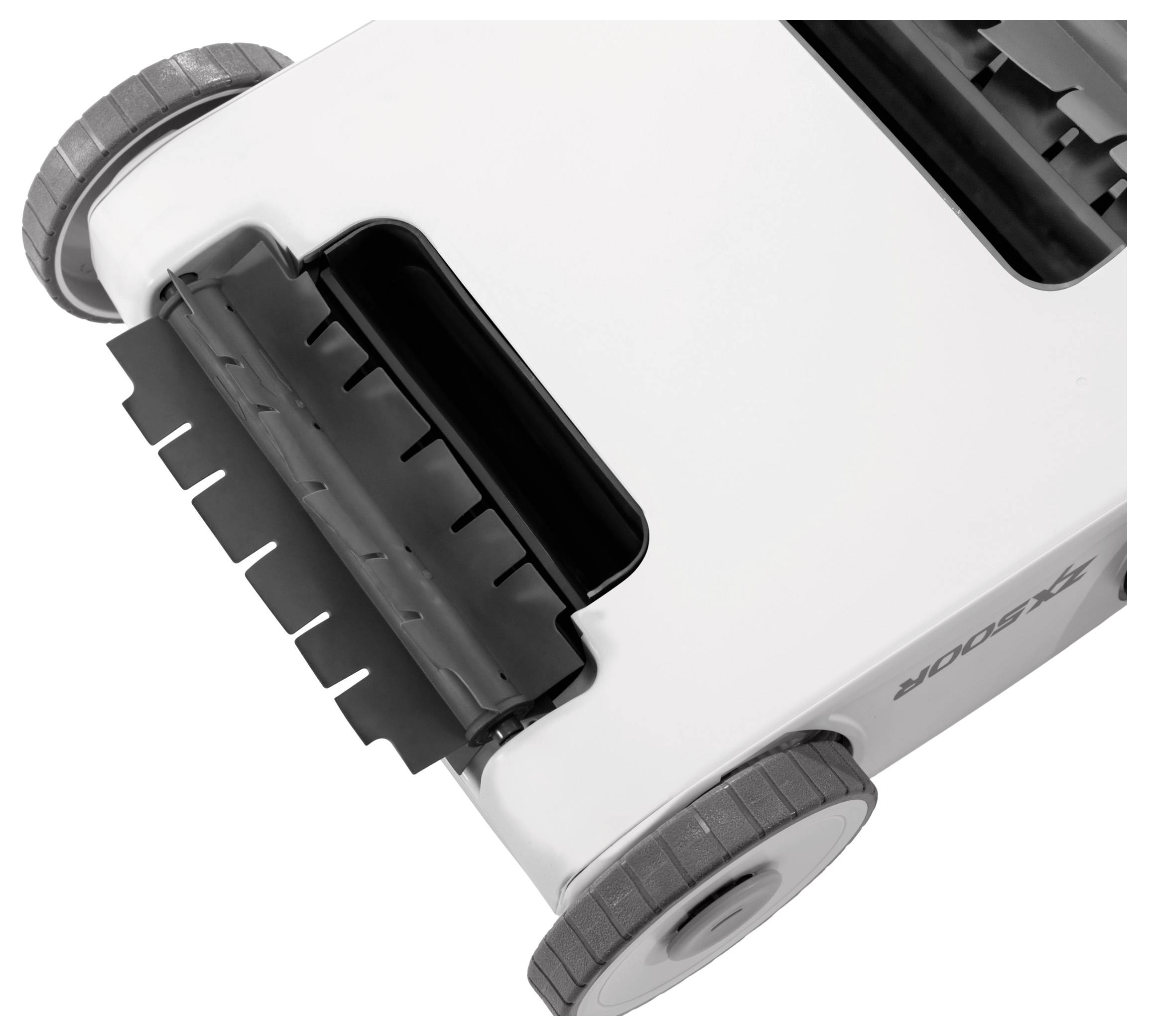 Eine Nahaufnahme der Unterseite eines weißen Roboterstaubsaugers, die Räder und einen zentralen Bürstenspalt zeigt. Das Gerät scheint zum Reinigen von Böden ausgelegt zu sein.