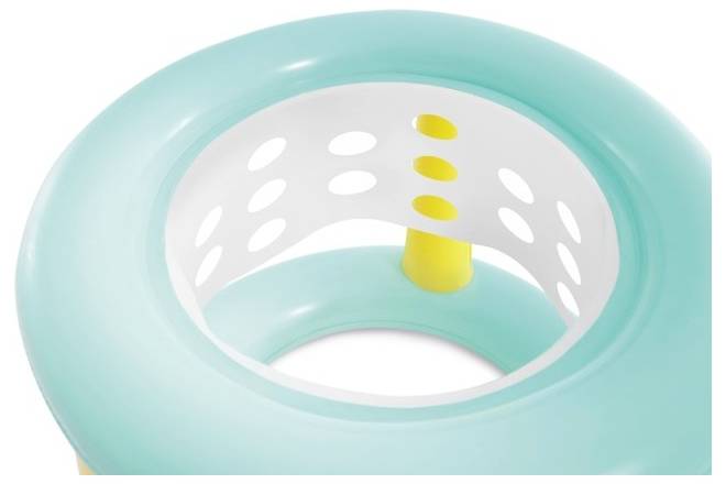 Ein türkis und weißes kreisförmiges Objekt mit ausgeschnittenen Löchern und gelben inneren Stützstangen, ähnlich einem modernen Haushaltsgegenstand oder Dekorationsstück.