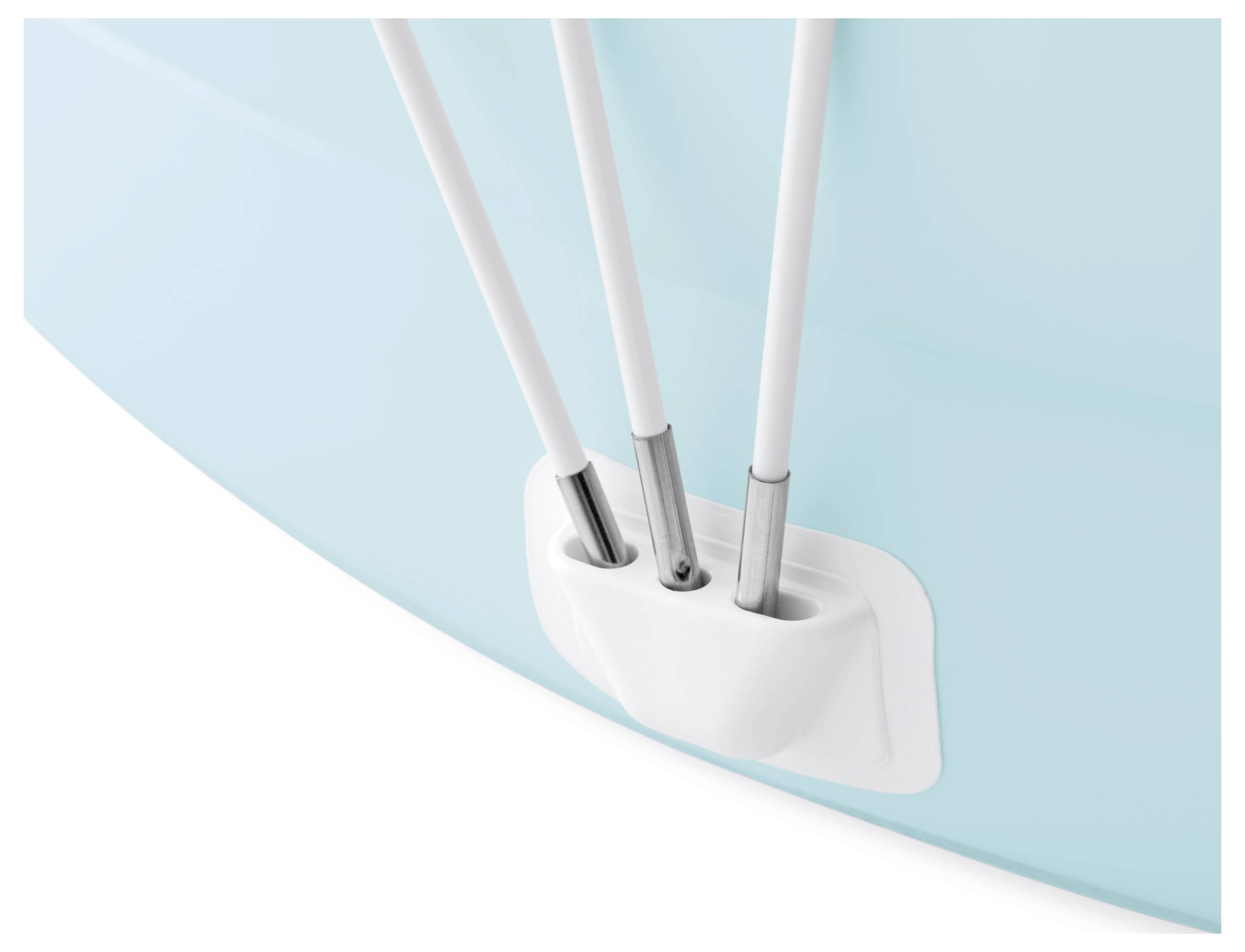 Nahaufnahme von drei weißen Kabeln, die in eine weiße, oval geformte Buchse auf einer glatten, hellblauen Oberfläche eingesteckt sind.