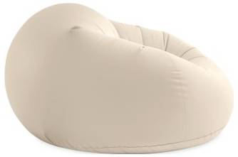 Ein beiger Sitzsack mit weicher, runder Form, geeignet zum bequemen Sitzen.