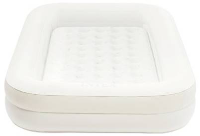 Ein leeres, rechteckiges weißes aufblasbares Kinderbecken mit gepolstertem Boden, aus leicht erhöhter Perspektive betrachtet.