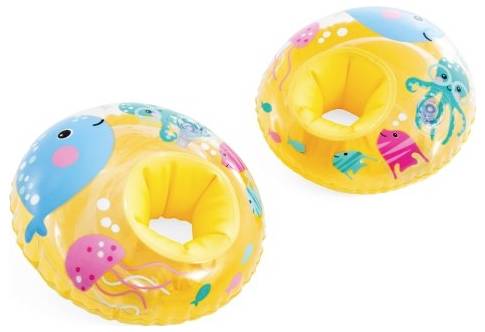 Bunte aufblasbare Schwimmringe mit blauen Fischen, rosa Quallen und grünen Kraken-Designs auf gelbem Hintergrund.