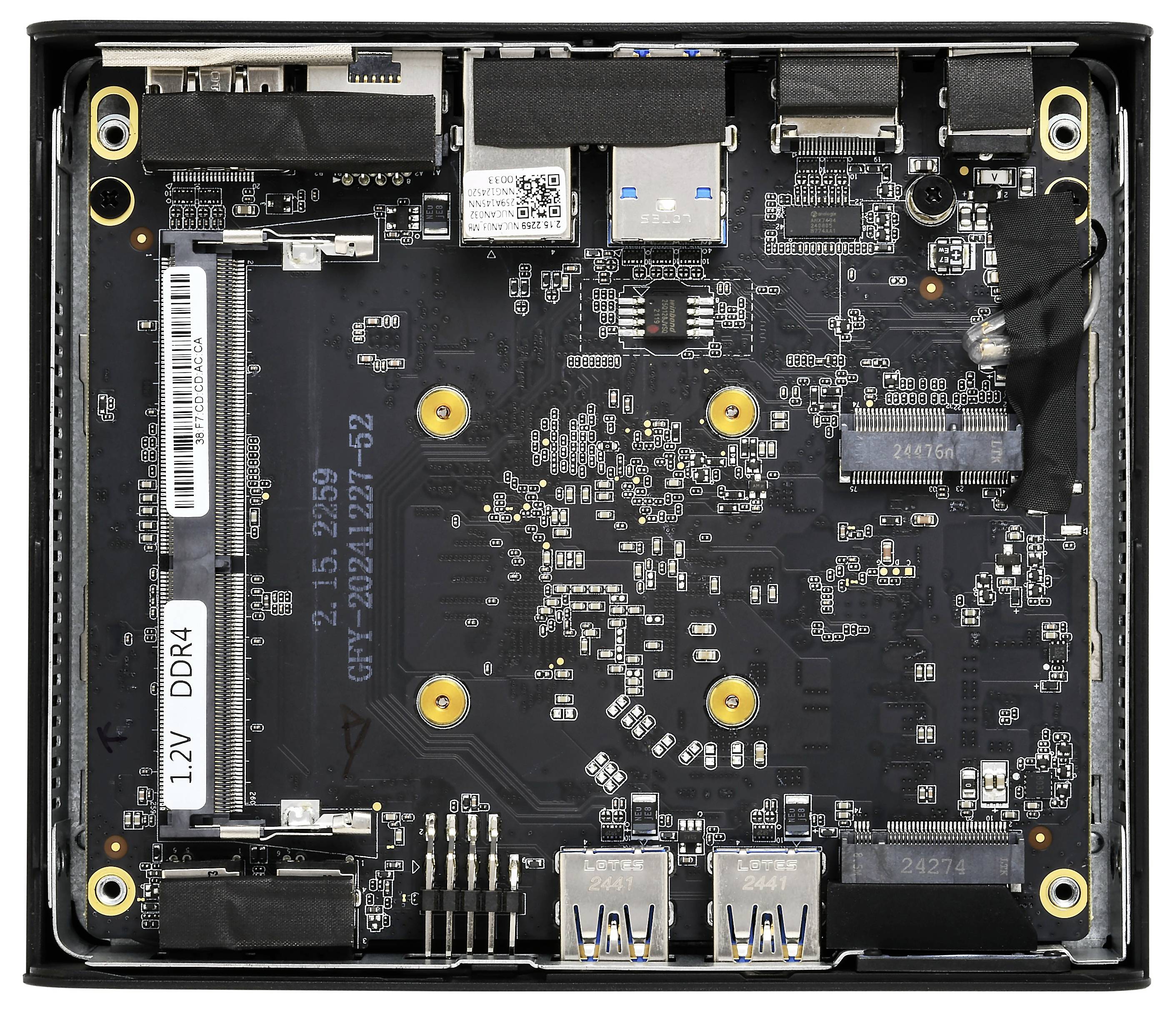 Ein kompaktes Computer-Motherboard mit USB-Anschlüssen, RAM-Steckplätzen mit der Bezeichnung 