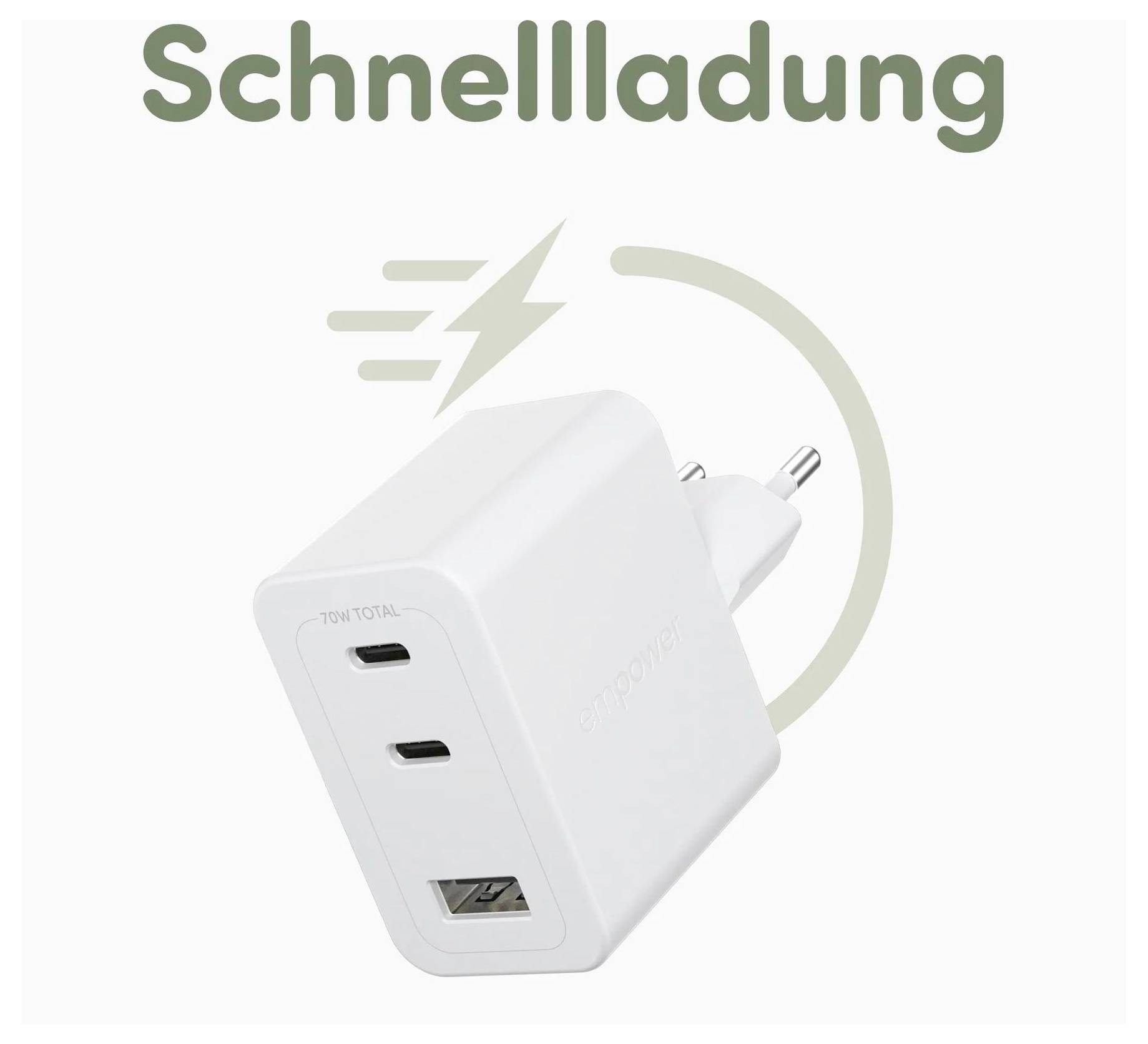 Ein weißes USB-Wandladegerät mit zwei USB-C-Anschlüssen und einem USB-A-Anschluss, beschriftet mit „Schnellladung