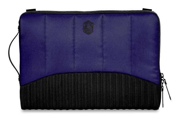 Eine schwarze, gepolsterte Laptop-Tasche mit Reißverschluss oben, verstellbarem Schultergurt und zusätzlicher Seitentasche für Zubehör.