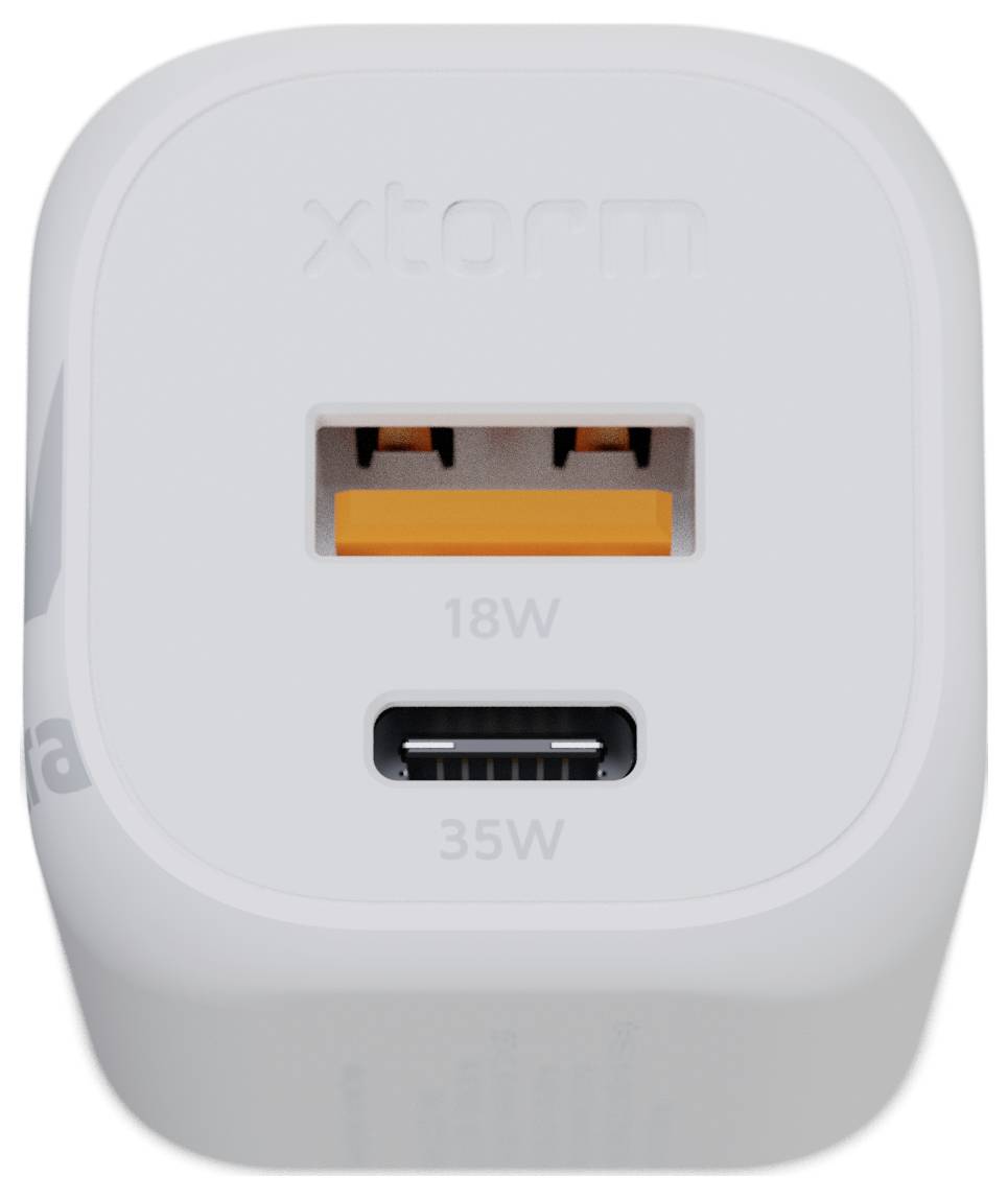 Ein weißes Wandladegerät mit zwei Anschlüssen: ein orange USB-A mit der Bezeichnung „18W