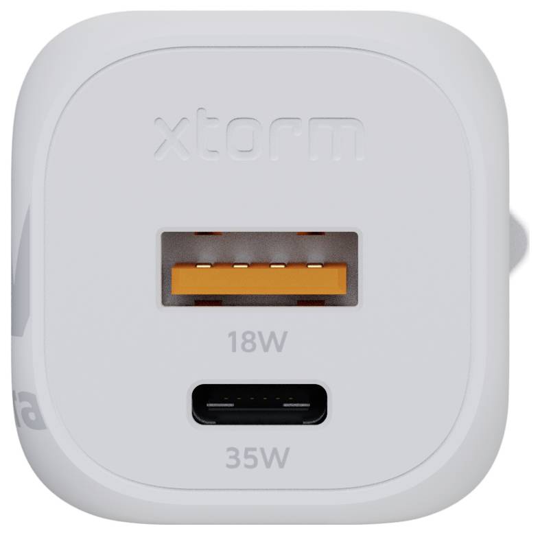 Ein weißes Xtorm-Gerät mit zwei Anschlüssen: ein orange USB-A mit der Bezeichnung „18W