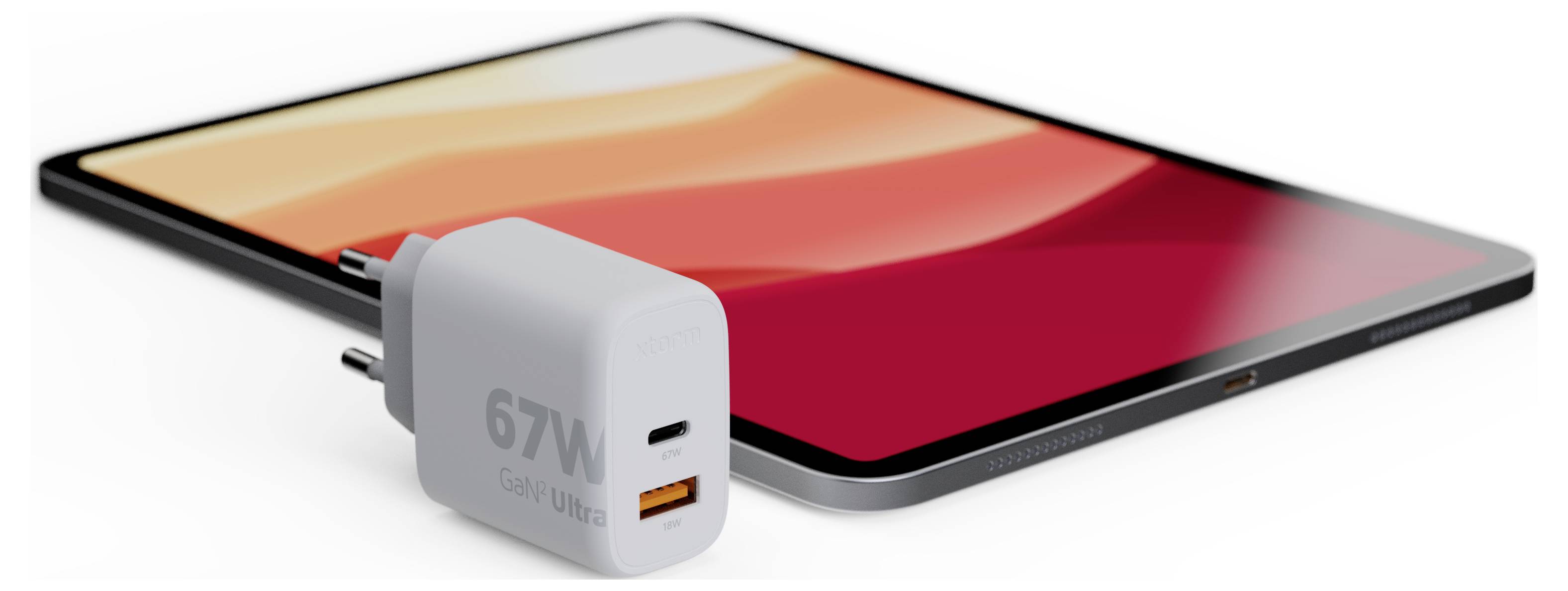Ein Tablet mit einem lebendigen rot-orange Bildschirm wird zusammen mit einem 67W USB-Ladegerät mit zwei Anschlüssen angezeigt, wobei die Ladefähigkeit hervorgehoben wird.