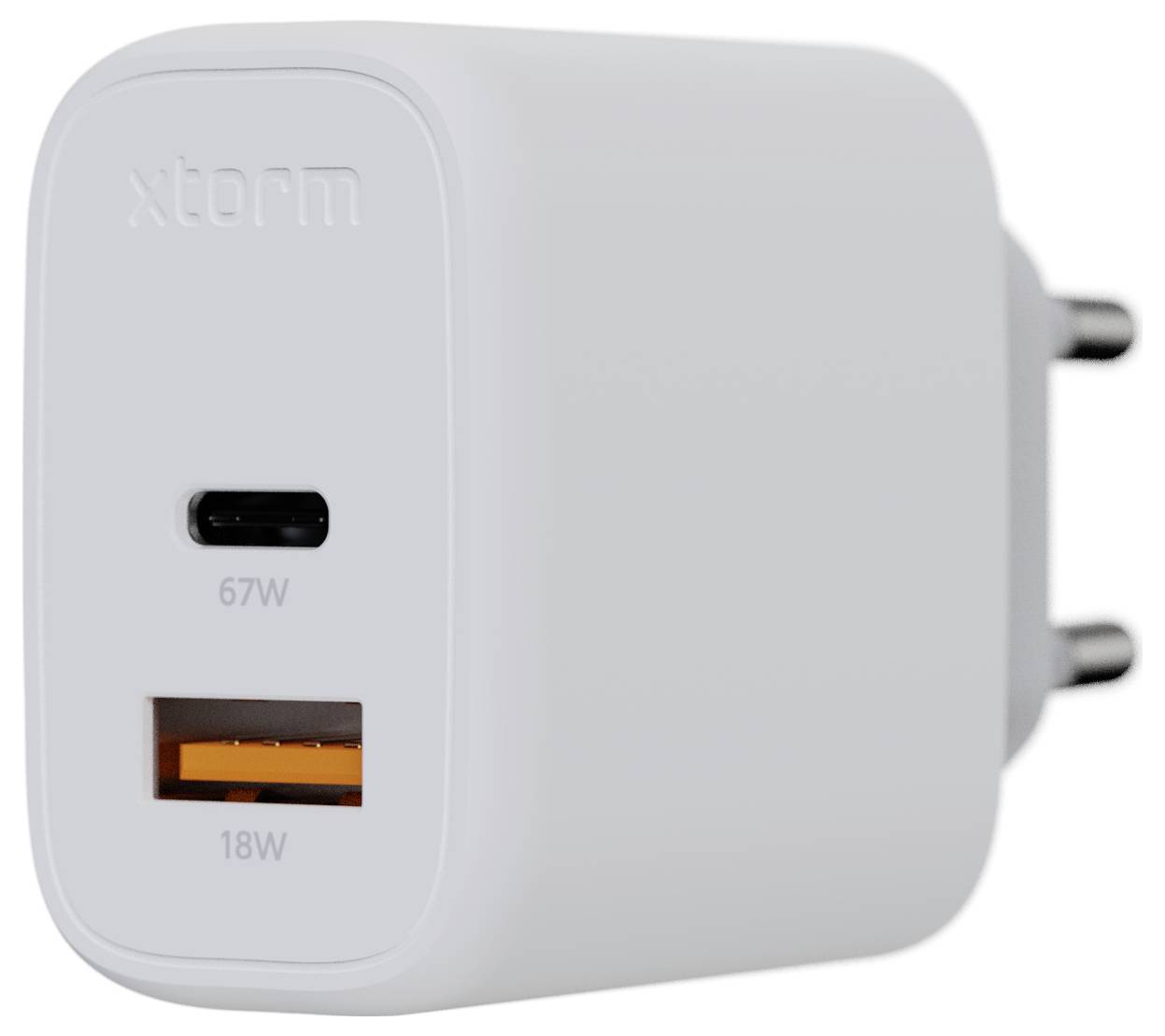 Ein weißes Xtorm-Ladegerät mit zwei Anschlüssen: ein USB-C-Anschluss mit der Bezeichnung „67W
