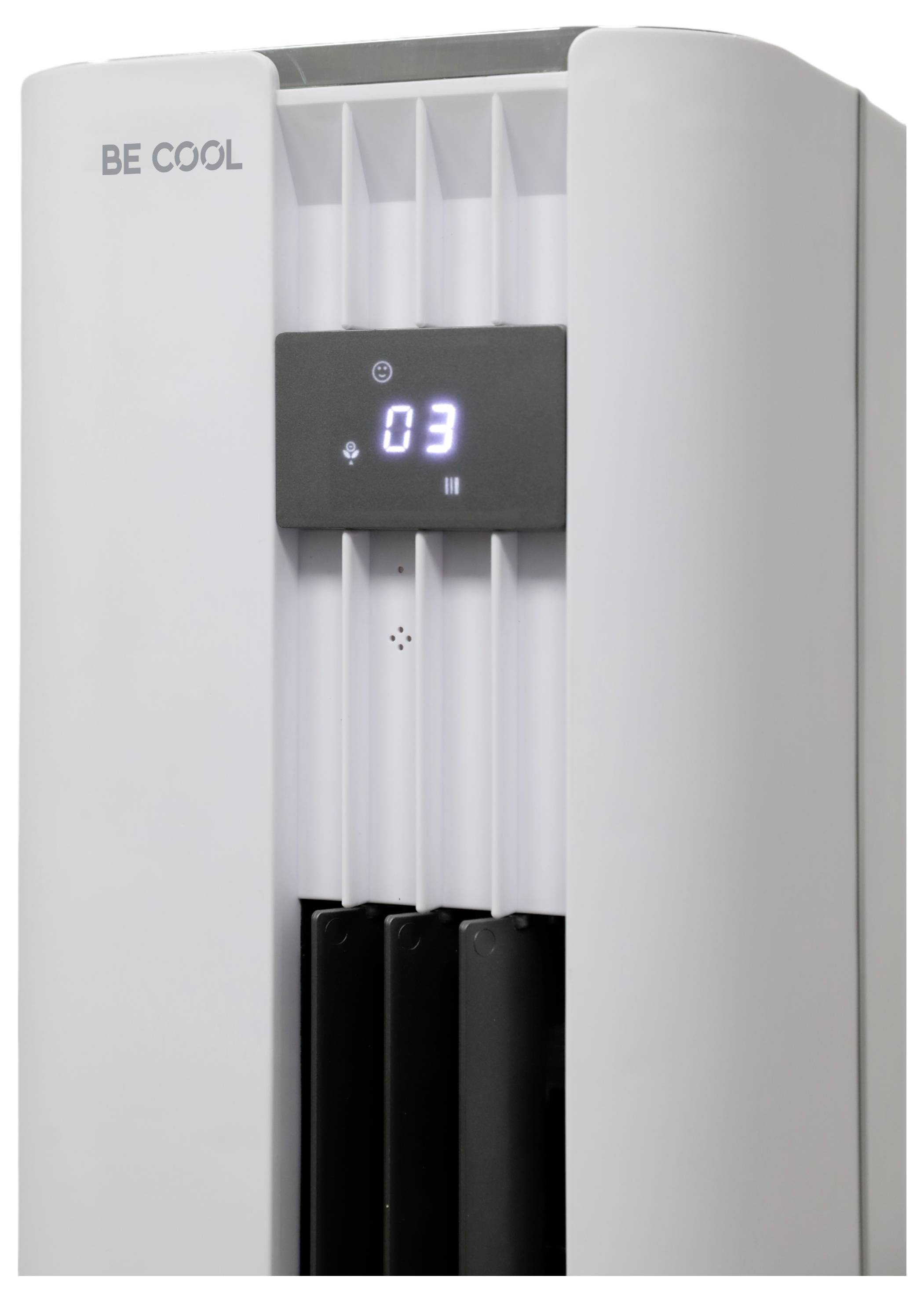 Tragbares, elegantes Klimagerät in Weiß mit digitaler Anzeige, die 03 anzeigt. Markenname „BE COOL