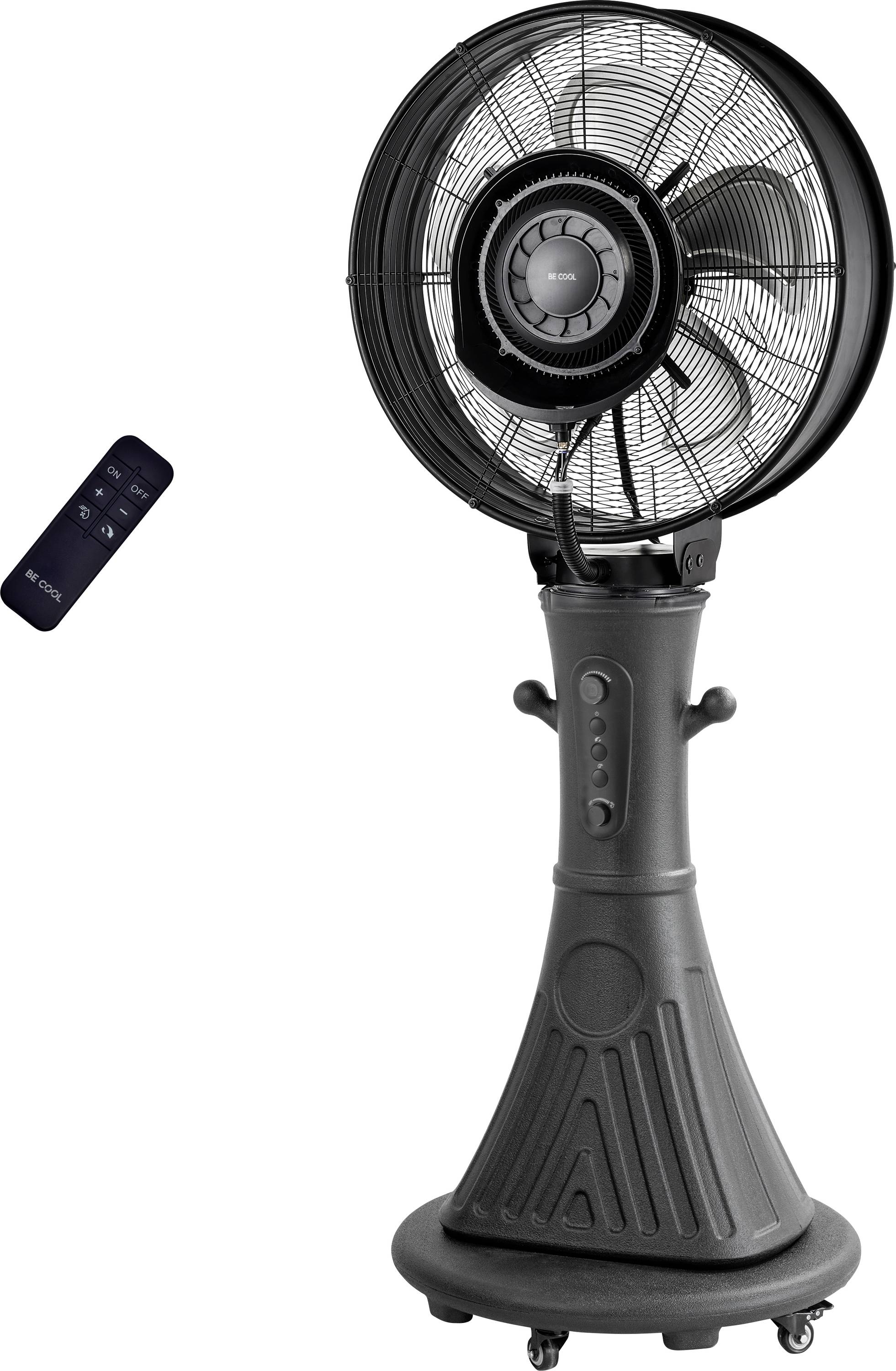 Ein schwarzer Sprühventilator mit einer Fernbedienung daneben. Der Ventilator hat einen hohen Sockel, Räder für die Mobilität und einen großen kreisförmigen Ventilatorkopf.