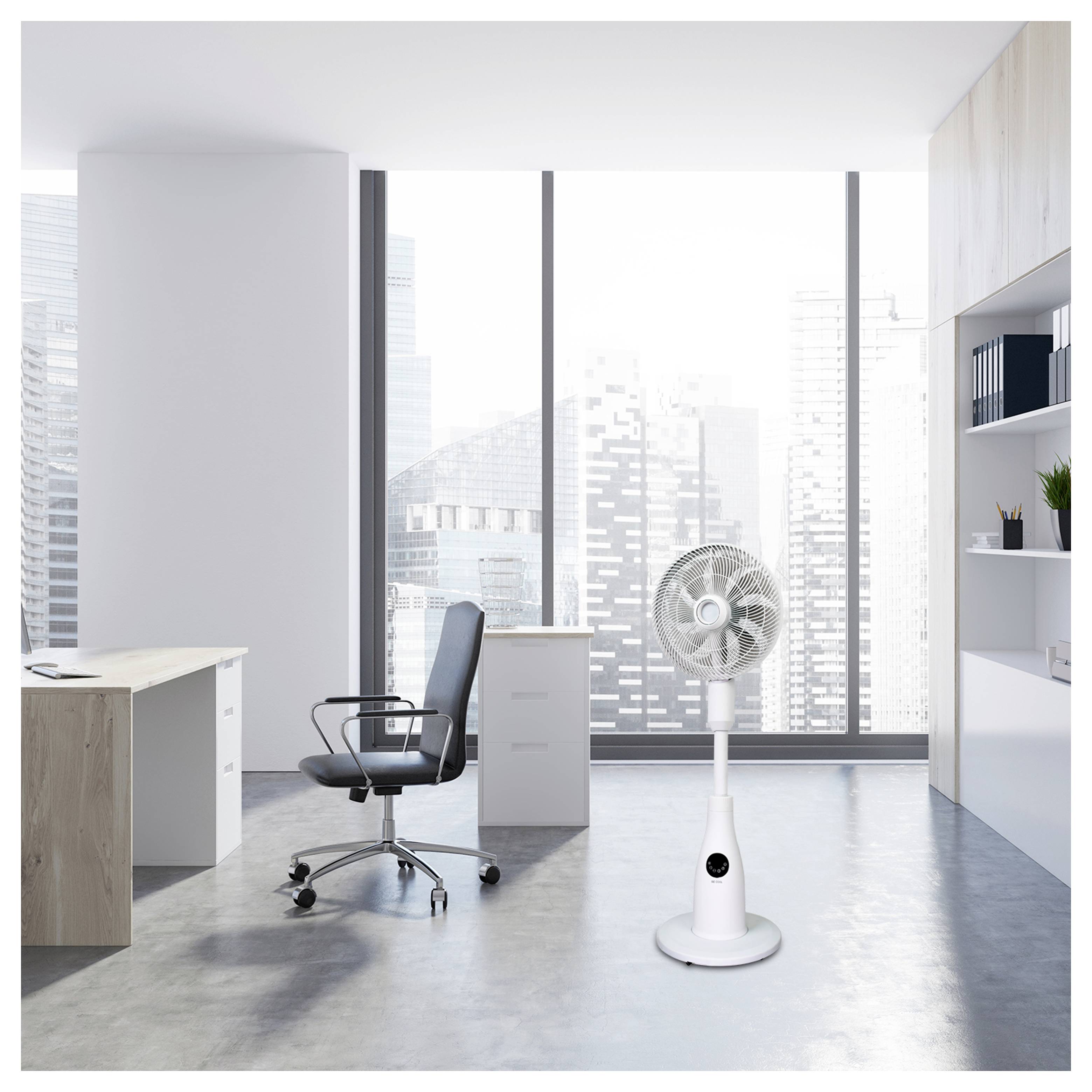 Modernes Büro mit großen Fenstern, die eine Stadtlandschaft zeigen. Ein Schreibtisch mit einem Bürostuhl befindet sich auf der linken Seite, und ein Standventilator ist in der Nähe aufgestellt.