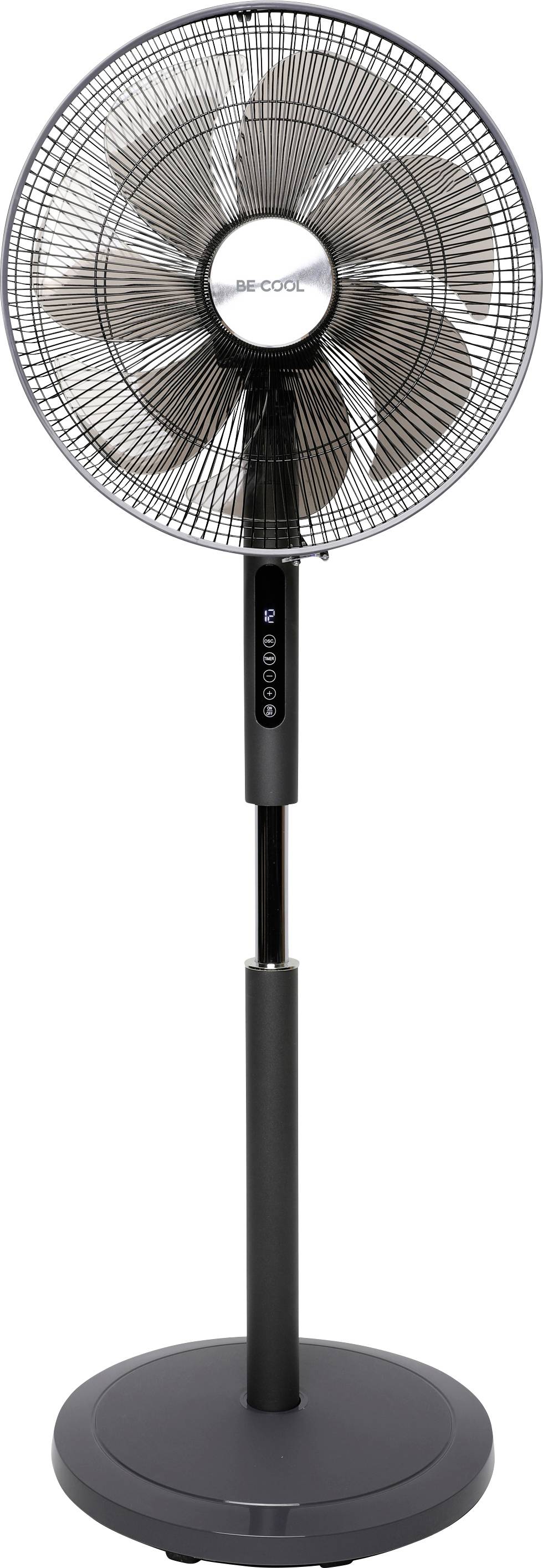 Ein großer, schwarzer oszillierender Standfächer mit einem digitalen Bedienfeld auf seinem Sockel, mit einem kreisförmigen Gitter und drei Blättern.