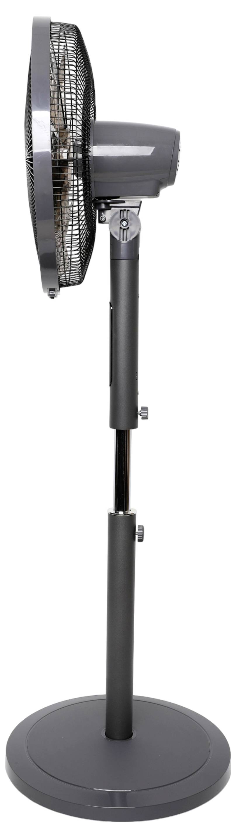 Ein weißer oszillierender Standventilator mit digitaler Anzeige und Steuertasten am Sockel, mit der Bezeichnung „BE COOL