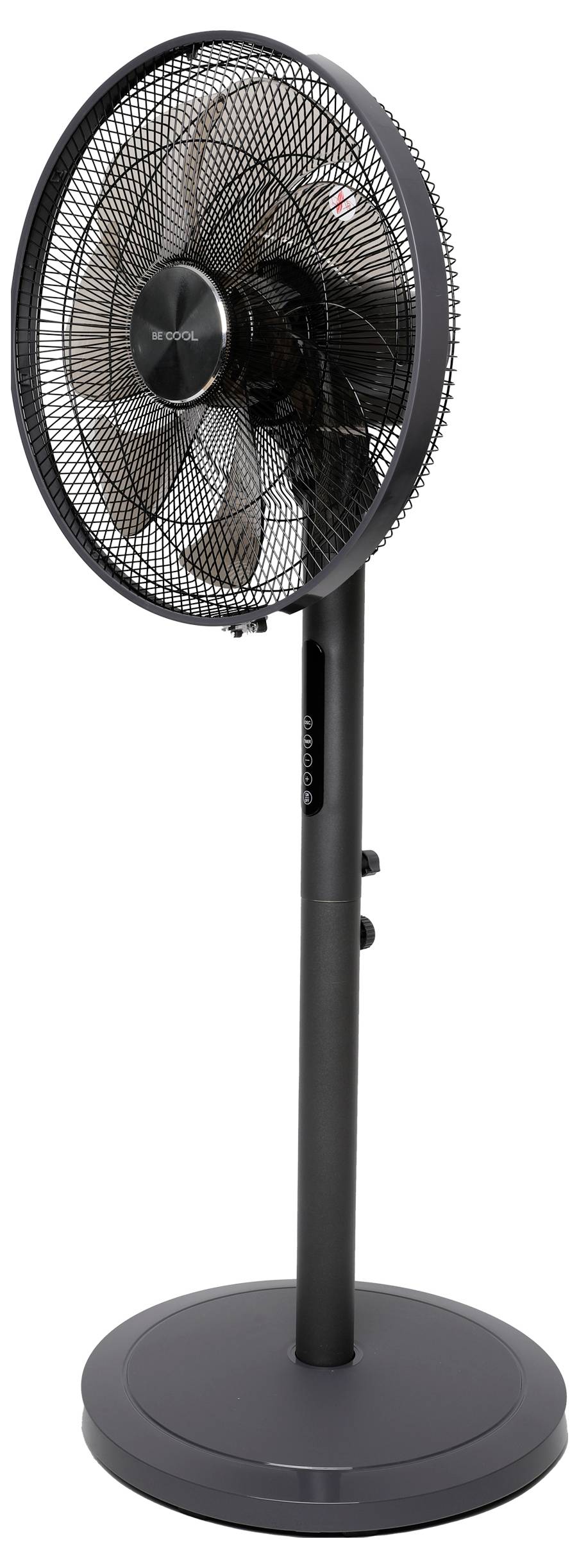 Ein schwarzer Standventilator mit Metallschutzgitter, verstellbarer Höhe und Bedienungstasten auf dem Standfuß. Die Ventilatorblätter sind durch das Gitter sichtbar.