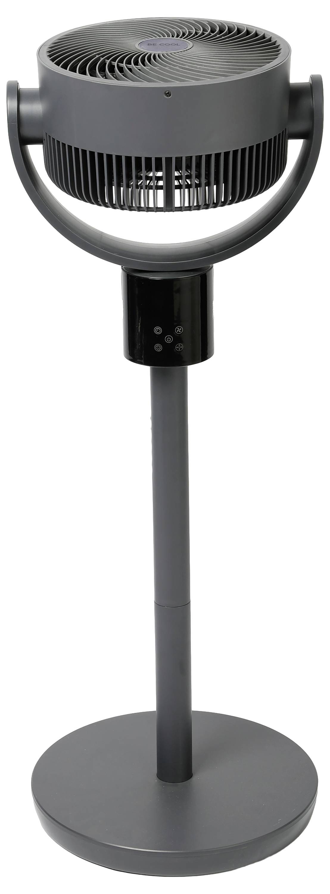 Ein dunkelgrauer stehender Elektroventilator mit einer kreisförmigen Basis und vertikalem zylindrischem Ständer. Der Ventilatorkühlkopf ist zylindrisch mit einem Schutzgitter.