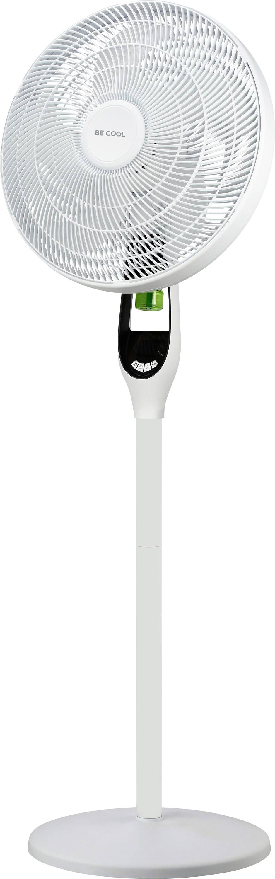 Ein stehender elektrischer Ventilator mit rundem weißem Metallgitter und verstellbarer Höhe, entworfen für die Innenraumkühlung.