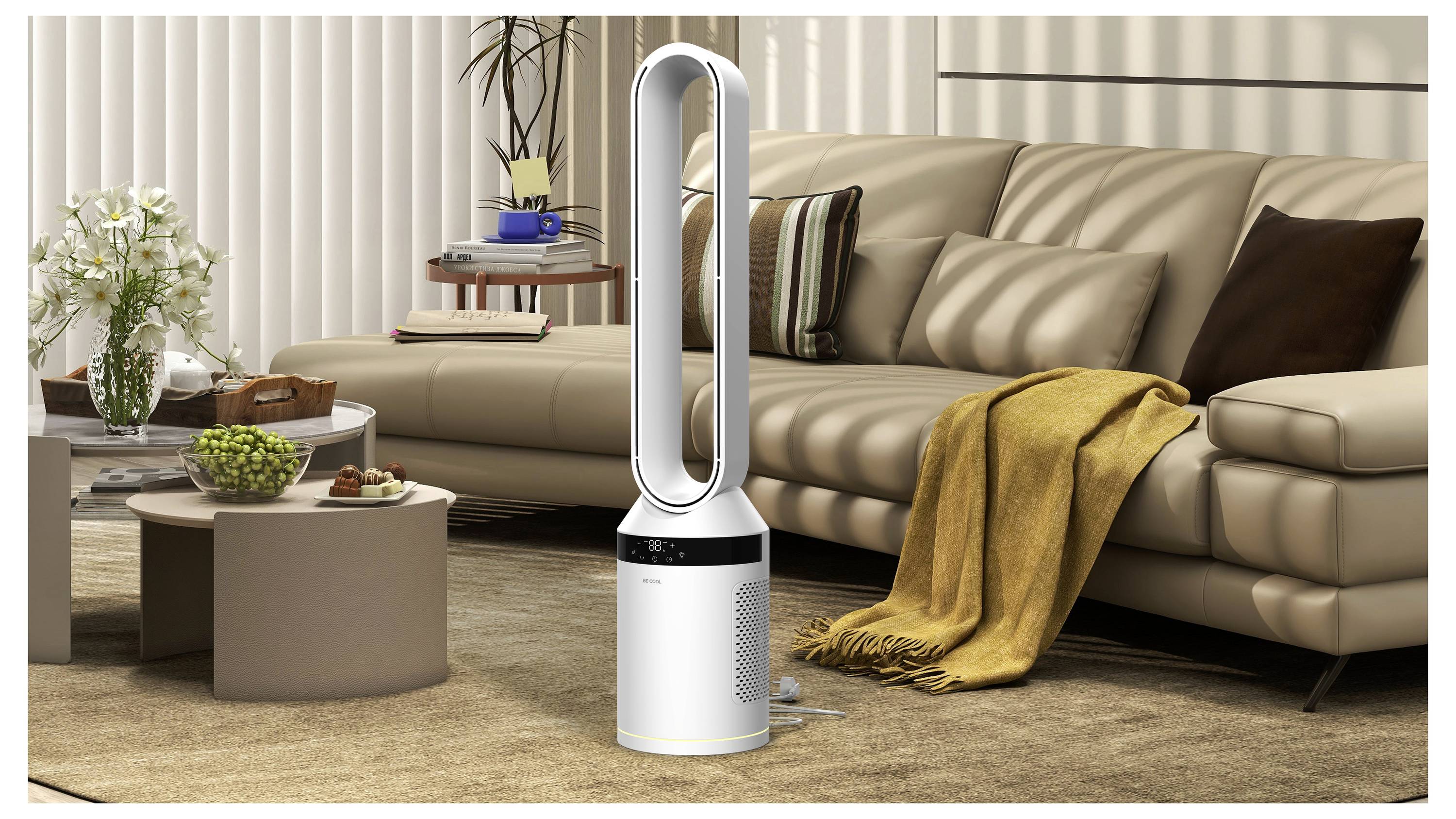 Ein moderner Luftreiniger steht in einem stilvollen Wohnzimmer mit einem beigefarbenen Sofa, einer gelben Wurfdecke und einem Beistelltisch mit Blumen und Büchern.